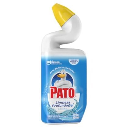 Aqui estão algumas opções de texto ALT para a imagem, utilizando "Pato Sanitário", com diferentes focos: **Opção 1 (Simples e direta):** `Pato Sanitário Gel Marine, limpando vaso sanitário.` **Opção 2 (Descrevendo a ação):** `Pato Sanitário Gel Marine, aplicado no vaso sanitário para limpeza pesada.` **Opção 3 (Focando no benefício):** `Vaso sanitário limpo e com aroma Marine, graças ao Pato Sanitário Gel.` **Opção 4 (Incluindo mais detalhes, se a imagem mostrar a embalagem):** `Embalagem do Pato Sanitário Gel Marine, ao lado de um vaso sanitário limpo e brilhante.` **Qual escolher?** Depende do que a imagem *mostra* e do que você quer *enfatizar*. Se a imagem mostra o produto sendo aplicado, a opção 2 é boa. Se mostra o resultado da limpeza, a opção 3 é melhor. Se o foco é no produto em si, a opção 4 pode ser ideal. A opção 1 é sempre uma escolha segura e minimalista.