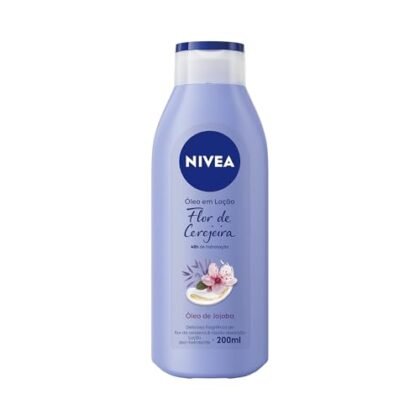 **Opções de texto ALT:** * **Hidratação Flor Cerejeira: Loção hidratante NIVEA com óleo de jojoba e aroma de flor de cerejeira.** (Mais descritivo e inclui a marca) * **Hidratação Flor Cerejeira: Loção NIVEA Óleos Essenciais.** (Mais curto e foca no produto) * **Hidratação Flor Cerejeira: NIVEA hidratação com flor de cerejeira e óleo de jojoba.** (Mais focado na ação do produto) A escolha vai depender do contexto e do que você quer destacar na imagem.