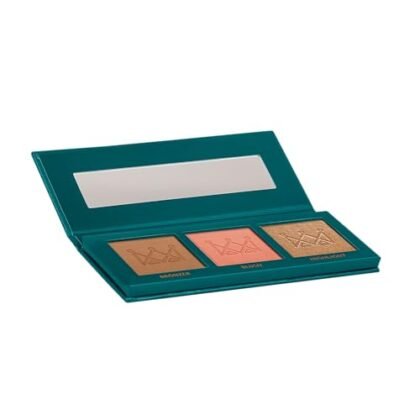 Aqui estão algumas opções de texto ALT para a imagem, usando "Paleta Marília Mendonça", cada uma com um foco diferente: **Opção 1 (Descritiva):** `Paleta Marília Mendonça: Paleta multifuncional de maquiagem para o rosto com cores variadas.` **Opção 2 (Foco na marca):** `Paleta Marília Mendonça: Colaboração Océane, paleta multifuncional para uma maquiagem completa.` **Opção 3 (Mais curta e direta):** `Paleta Marília Mendonça: Paleta de maquiagem multifuncional da Océane.` **Opção 4 (Com tom emocional):** `Paleta Marília Mendonça: Homenagem à beleza e talento, paleta de maquiagem multifuncional.` **Qual escolher?** Depende do contexto do seu site/plataforma. * Se a página fala muito sobre a colaboração com a Océane, a **Opção 2** é boa. * Se o foco é mais geral no produto, a **Opção 1** ou **Opção 3** são boas escolhas. * Se quiser adicionar um toque emocional, a **Opção 4** pode ser interessante (mas use com moderação). O mais importante é que o texto ALT seja conciso, descritivo e relevante para a imagem e o conteúdo da página.