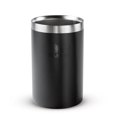 Aqui estão algumas opções de texto ALT para a imagem, focadas em diferentes aspectos: **Opção 1 (Descritiva e simples):** `Cooler Stanley: Porta-latas térmico preto para manter bebidas geladas.` **Opção 2 (Com ênfase na marca e função):** `Cooler Stanley: Can Cooler Stanley Black 2.0, ideal para manter sua bebida gelada por mais tempo.` **Opção 3 (Mais detalhes, se aplicável):** `Cooler Stanley: Detalhe do Can Cooler Stanley, modelo Black 2.0, com design em aço inoxidável e isolamento a vácuo.` **Opção 4 (Focada no uso):** `Cooler Stanley: Bebida gelada garantida com o Can Cooler Stanley. Cor: Black 2.0.` **Recomendação:** A opção mais recomendada é a **Opção 1**, pois é direta, descritiva e inclui a frase-chave "Cooler Stanley". As outras opções podem ser utilizadas dependendo do contexto da imagem e do que você deseja enfatizar. Se a imagem mostrar um detalhe específico, como o design ou o material, a Opção 3 seria mais apropriada.