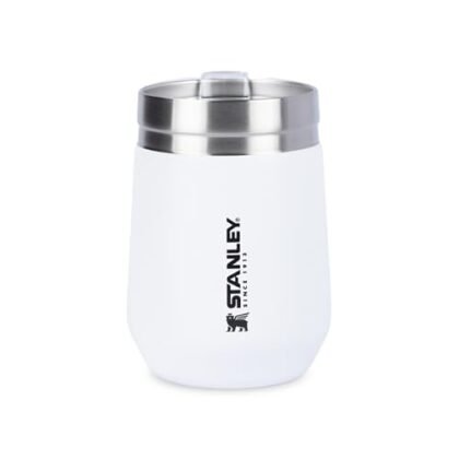 Aqui estão algumas opções de texto ALT para a imagem, usando "Stanley Polar" e levando em consideração diferentes focos: **Opção 1 (Mais simples):** ``` Stanley Polar ``` **Opção 2 (Descrevendo o produto):** ``` Copo Térmico Stanley Polar, ideal para uso diário. ``` **Opção 3 (Enfatizando a marca):** ``` Copo Térmico Everyday da Stanley Polar: qualidade e praticidade. ``` **Opção 4 (Descrevendo o uso):** ``` Beba com estilo com o Copo Térmico Stanley Polar. ``` **Opção 5 (Adicionando detalhes):** ``` Copo Térmico Stanley Polar de 296ml para manter sua bebida na temperatura ideal. ``` **Qual escolher?** * Se o contexto da imagem já deixa claro que se trata de um copo, a opção mais simples (Opção 1) pode ser suficiente. * Se você quer garantir que o usuário entenda o que está vendo, as opções 2, 3, 4 e 5 são melhores. A opção 5 é a mais detalhada. A escolha depende do contexto e do objetivo do texto ALT. Escolha a que melhor descreve a imagem de forma concisa e relevante.