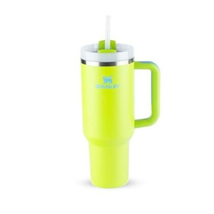 Aqui estão algumas opções de texto ALT para a imagem, usando "Copo Stanley Quencher", variando em detalhe: **Opção 1 (Simples e direta):** ``` Copo Stanley Quencher ``` **Opção 2 (Um pouco mais descritiva):** ``` Copo Stanley Quencher na cor Bright Lime. ``` **Opção 3 (Incluindo o uso do copo):** ``` Copo Stanley Quencher para bebidas como água, chá gelado e café. ``` **Opção 4 (Mais completa, se o contexto permitir):** ``` Copo Stanley Quencher H2.0 FlowState na cor Bright Lime, um copo de aço inoxidável com isolamento a vácuo e tampa. ``` **Qual usar?** * **Se o contexto for muito claro e a imagem apenas mostrar o copo:** A opção 1 é suficiente. * **Se a cor for importante para a informação:** A opção 2 é melhor. * **Se você quiser enfatizar a versatilidade do copo:** A opção 3 é uma boa escolha. * **Se você precisar ser o mais informativo possível:** A opção 4 é a melhor, mas pode ser longa demais dependendo do contexto. Escolha a opção que melhor se adapta à sua situação e ao contexto da imagem.