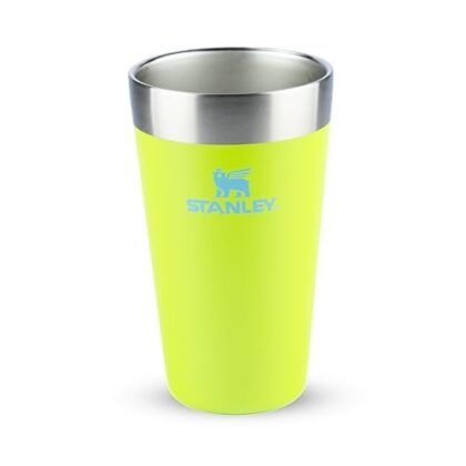 Aqui estão algumas opções de texto ALT para a imagem, utilizando "Copo Stanley", com diferentes níveis de detalhe: **Opção 1 (simples):** `Copo Stanley verde-limão, ideal para cerveja e outras bebidas.` **Opção 2 (mais descritiva):** `Copo Stanley Stay Chill Bright Lime de 473ml. Copo térmico empilhável para manter sua cerveja gelada ou bebidas quentes.` **Opção 3 (focada em SEO):** `Copo Stanley para cerveja, modelo Stay Chill em Bright Lime. Copo térmico isolado de 473ml, empilhável e perfeito para bebidas quentes ou frias.` **Opção 4 (caso a imagem mostre o copo sendo usado):** `Uma pessoa segurando um Copo Stanley Stay Chill Bright Lime com cerveja, em um dia ensolarado.` **Qual escolher?** * **Opção 1:** Boa para imagens simples onde o foco é o produto em si. * **Opção 2:** Ideal se você precisa de mais informações sobre as características do produto. * **Opção 3:** Melhor para SEO, pois utiliza palavras-chave relevantes. * **Opção 4:** Use se a imagem mostrar o copo em uso, adicionando contexto. Escolha a opção que melhor descreve a imagem e se encaixa no contexto do seu site. Lembre-se, o texto ALT deve ser conciso e informativo.