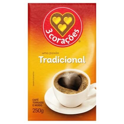 Aqui estão algumas opções de texto ALT para a imagem, utilizando "Café 3 Corações", com diferentes níveis de detalhe: **Opção 1 (Curta e Direta):** `Café 3 Corações torrado e moído, embalagem de 250g.` **Opção 2 (Um pouco mais descritiva):** `Embalagem de café torrado e moído 3 Corações Tradicional, 250g.` **Opção 3 (Focando na marca e tipo):** `Café 3 Corações Tradicional, torrado e moído, à vácuo.` **Opção 4 (Mais completa, se o contexto permitir):** `Pacote de café 3 Corações Tradicional torrado e moído, embalado a vácuo para preservar o sabor, com 250g.` A melhor opção dependerá do contexto em que a imagem está sendo usada e do que você quer enfatizar. Se o usuário já sabe que está vendo um café, a opção 1 ou 2 pode ser suficiente. Se você quer destacar a marca ou o tipo de café, as opções 3 e 4 são melhores.