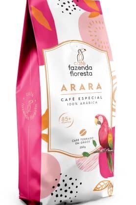 Aqui estão algumas opções de texto alternativo (alt text) para a imagem do produto, utilizando "Café Arara", com diferentes níveis de detalhe: **Opções Curtas e Descritivas:** * **Café Arara: Grãos especiais torrados.** * **Embalagem de Café Arara Fazenda Floresta.** * **Grãos de Café Arara para preparo especial.** **Opções Mais Detalhadas (se o contexto permitir e for relevante):** * **Café Arara Fazenda Floresta: embalagem de 250g de café especial torrado em grãos.** * **Imagem de embalagem do Café Arara, um café especial da Fazenda Floresta, torrado em grãos e embalado em 250g.** * **Close-up da embalagem do Café Arara Fazenda Floresta, mostrando o nome e a descrição "Especial Arara - Torrado Em Grãos 250G".** **Dicas para escolher o melhor texto alternativo:** * **Contexto da página:** Se a página é uma listagem de produtos, um texto mais curto pode ser suficiente. Se é uma página de detalhes do produto, um texto mais detalhado é melhor. * **Foco da imagem:** Qual é o elemento mais importante da imagem? A marca? O tipo de café? A embalagem? * **Acessibilidade:** Pense em usuários com deficiência visual que utilizam leitores de tela. O texto deve fornecer informações relevantes sobre a imagem. Em resumo, a melhor opção dependerá do contexto da página e do que você quer que o usuário saiba sobre a imagem se ele não puder vê-la.