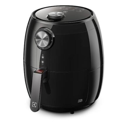 Aqui estão algumas opções de texto ALT para a imagem, considerando diferentes focos: **Opção 1 (Descritiva e direta):** `Airfryer Electrolux preta, modelo EAF15, com cesto removível e painel digital.` **Opção 2 (Enfatizando características chave):** `Airfryer Electrolux para preparo de alimentos sem óleo, com 8 receitas pré-programadas e desligamento automático.` **Opção 3 (Mencionando a parceria):** `Airfryer Electrolux assinada por Rita Lobo, modelo EAF15, ideal para refeições mais saudáveis.` **Opção 4 (A mais completa):** `Airfryer Electrolux EAF15 preta, 3,2L, 1400W, com 8 receitas pré-sugeridas, desligamento automático, cesto removível e design assinado por Rita Lobo. Prepare suas refeições sem óleo!` **Qual escolher?** * Se o objetivo for ser o mais direto possível, a **Opção 1** é uma boa escolha. * Se quiser destacar os benefícios, a **Opção 2** é melhor. * Se a assinatura de Rita Lobo for um ponto importante, use a **Opção 3**. * A **Opção 4** é a mais completa, mas pode ser longa demais dependendo do contexto. A melhor escolha dependerá do contexto da imagem e do que você quer que as pessoas saibam sobre ela.