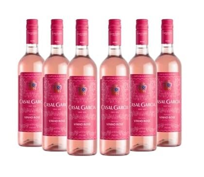 Aqui estão algumas opções de texto ALT para a imagem, utilizando "Vinho Rosé Casal Garcia", variando em detalhes e foco: * **Opção 1 (Simples):** Vinho Rosé Casal Garcia * **Opção 2 (Descritiva):** Pack com 6 garrafas de Vinho Rosé Casal Garcia 750ml * **Opção 3 (Marketing):** Vinho Rosé Casal Garcia, refrescante e leve para seus momentos. * **Opção 4 (Acessibilidade):** Imagem de um pack com seis garrafas de Vinho Rosé Casal Garcia. * **Opção 5 (Contextual):** Garrafas de Vinho Rosé Casal Garcia para compra online. A melhor opção dependerá do contexto da imagem e do objetivo do site. Se a imagem for apenas para ilustrar o produto, a opção simples (1) pode ser suficiente. Se a imagem for usada para promover o produto, a opção de marketing (3) pode ser mais eficaz. Se o foco for acessibilidade, a opção 4 é a mais indicada.