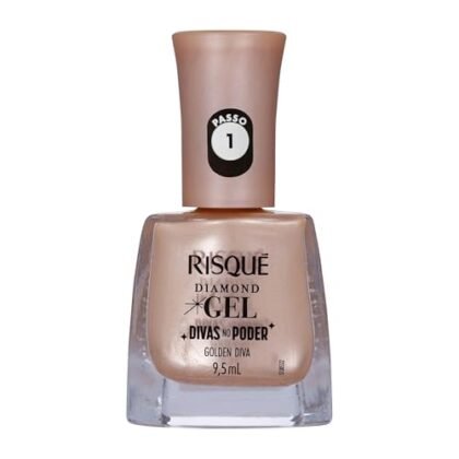 Aqui estão algumas opções de texto ALT para a imagem, usando "Esmalte Dourado", com diferentes níveis de detalhe: * **Opção 1 (simples):** Esmalte Dourado * **Opção 2 (descrevendo o produto):** Esmalte Dourado metálico Risqué Diamond Gel. * **Opção 3 (descrevendo o nome):** Esmalte Dourado "Golden Diva" da Risqué Diamond Gel Divas No Poder. * **Opção 4 (mais completa, ideal):** Esmalte Dourado metálico Risqué Diamond Gel Divas No Poder, cor Golden Diva, frasco de 9,5ml. A melhor opção depende do contexto e da importância da imagem. Se o foco é apenas a cor, a Opção 1 serve. Se você quer que as pessoas encontrem o produto específico através da busca, a Opção 4 é a melhor escolha.