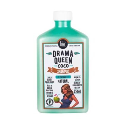 Aqui estão algumas opções de texto ALT para a imagem, considerando o título do produto "Drama Queen Shampoo de Coco 250ml, Lola Cosmetics" e usando "Shampoo Coco Lola": **Opções mais concisas:** * Shampoo Coco Lola para cabelos. * Embalagem do Shampoo Coco Lola. **Opções mais descritivas:** * Shampoo Coco Lola Drama Queen, frasco de 250ml. * Frasco do Shampoo Coco Lola para limpeza e hidratação capilar. * Imagem do Shampoo Coco Lola Drama Queen da Lola Cosmetics. **Qual escolher?** A melhor opção depende do contexto em que a imagem está sendo usada. Se a imagem estiver em uma página de produto, a opção mais descritiva é preferível. Se estiver em uma lista de produtos, uma opção mais concisa pode ser suficiente.