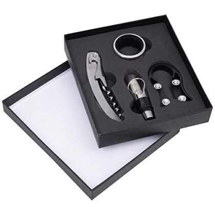 Aqui estão algumas opções de texto ALT para a imagem, utilizando "Kit Vinho Inox" e considerando diferentes focos: **Opção 1 (Simples e direta):** ``` Kit Vinho Inox com saca-rolhas, anel salva gotas, cortador de lacre e bico dosador. ``` **Opção 2 (Mais descritiva):** ``` Kit Vinho Inox Mimo Style com 4 peças: saca-rolhas, anel salva gotas, cortador de lacre e bico dosador, em estojo elegante. ``` **Opção 3 (Enfatizando a qualidade):** ``` Kit Vinho Inox de alta qualidade com acessórios para degustar vinho: saca-rolhas, anel salva gotas, cortador de lacre e bico dosador. ``` **Opção 4 (Focada nos benefícios):** ``` Kit Vinho Inox completo para apreciadores de vinho, incluindo saca-rolhas, anel salva gotas, cortador de lacre e bico dosador, em estojo para presente. ``` **Qual escolher?** * Se o contexto é simples (ex: listagem de produtos), a **Opção 1** é suficiente. * Se você quer dar mais detalhes e destacar a marca, use a **Opção 2**. * Se o foco é a qualidade e a experiência, a **Opção 3** é ideal. * Se o kit é uma sugestão de presente ou o benefício principal é a praticidade, use a **Opção 4**. Lembre-se que o texto ALT deve ser breve, informativo e relevante para a imagem.