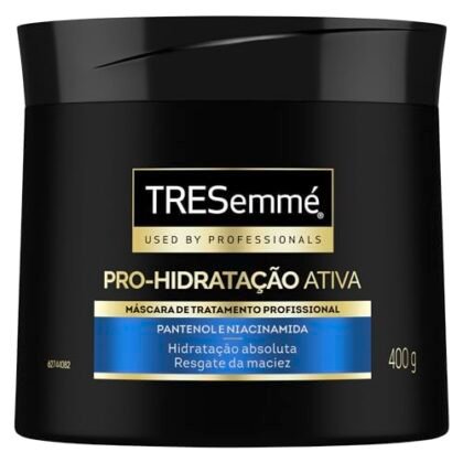 Aqui estão algumas opções de texto ALT utilizando "Hidratação Profunda" para a Máscara de Tratamento TRESemmé Pro-Hidratação Ativa: **Opção 1 (Simples e direta):** `TRESemmé Pro-Hidratação Ativa Máscara de Tratamento para Hidratação Profunda.` **Opção 2 (Um pouco mais descritiva):** `Máscara de tratamento TRESemmé Pro-Hidratação Ativa 400g para Hidratação Profunda e cabelos saudáveis.` **Opção 3 (Foco no benefício):** `Recupere a vitalidade dos seus cabelos com a TRESemmé Pro-Hidratação Ativa, proporcionando Hidratação Profunda e brilho.` **Opção 4 (Usando uma hashtag):** `TRESemmé Pro-Hidratação Ativa: Sua aliada para #HidrataçãoProfunda e cabelos incríveis.` **Qual escolher?** A melhor opção depende do contexto em que a imagem está sendo utilizada. Se o foco é apenas identificar o produto, a opção 1 é suficiente. Se você quer destacar o benefício principal, as opções 2 e 3 são melhores. Se você quer criar engajamento, a opção 4 pode ser interessante.