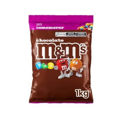Aqui estão algumas opções de texto ALT para a imagem, utilizando "M&M'S Chocolate", variando em nível de detalhe: * **Opção 1 (Simples):** M&M'S Chocolate ao Leite. * **Opção 2 (Mais descritiva):** Embalagem de 1kg de M&M'S Chocolate ao Leite. * **Opção 3 (Com foco na marca):** M&M'S Chocolate, clássicos confeitos de chocolate ao leite. A melhor opção dependerá do contexto da imagem e do que você quer destacar. Se a imagem for simplesmente para ilustrar o produto, a opção 1 é suficiente. Se for para destacar o tamanho da embalagem, a opção 2 é melhor. Se você quer reforçar a marca, a opção 3 é ideal.