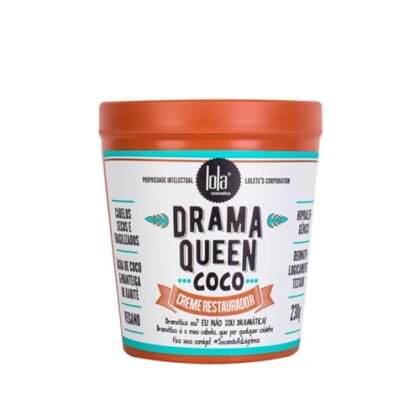 Aqui estão algumas opções de texto ALT para a imagem, levando em consideração diferentes objetivos: **Opção 1 (Simples e Descritiva):** `Máscara Coco Lola Drama Queen, Lola Cosmetics, pote de 230g.` **Opção 2 (Com foco na marca e produto):** `Máscara Coco Lola, Lola Cosmetics. Tratamento capilar Drama Queen com óleo de coco.` **Opção 3 (Mais informativa, se possível identificar na imagem algum detalhe):** `Máscara Coco Lola, pote branco e rosa da linha Drama Queen da Lola Cosmetics. Máscara de tratamento capilar com coco.` **Opção 4 (Se a imagem mostra a embalagem aberta ou textura):** `Máscara Coco Lola, Lola Cosmetics. Detalhe da textura cremosa da máscara capilar de coco da linha Drama Queen.` **Qual escolher?** * Se o objetivo é apenas descrever o que está na imagem, a **Opção 1** é suficiente. * Se a marca e o produto são importantes, use a **Opção 2**. * Se a imagem tiver algum detalhe relevante (como a textura), a **Opção 4** pode ser útil. * A **Opção 3** é um bom meio termo, descrevendo o produto e adicionando um detalhe relevante (tratamento capilar com coco). Lembre-se de escolher a opção que melhor descreve a imagem e seja mais útil para quem usa leitores de tela.