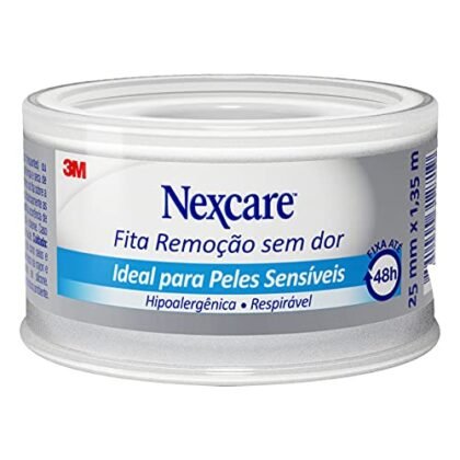Aqui estão algumas opções de texto ALT para a imagem, utilizando "Fita Remoção Sem Dor", com diferentes níveis de detalhe: **Opção 1 (Mais curta e direta):** `Fita Remoção Sem Dor Nexcare 3M, branca, 25mm x 1,35m.` **Opção 2 (Um pouco mais descritiva):** `Embalagem da Fita Remoção Sem Dor Nexcare 3M. Fita adesiva branca, ideal para curativos com remoção suave.` **Opção 3 (Enfatizando o benefício principal):** `Fita Remoção Sem Dor Nexcare 3M, para curativos que não machucam ao retirar. Rolo de fita adesiva branca.` **Qual escolher?** * A **opção 1** é a mais rápida e direta, ideal se você precisa de algo conciso. * A **opção 2** adiciona um pouco mais de contexto sobre a aplicação da fita. * A **opção 3** destaca o principal benefício do produto, o que pode ser útil para SEO e para atrair a atenção do usuário. A escolha ideal depende do contexto da sua página e do público-alvo.