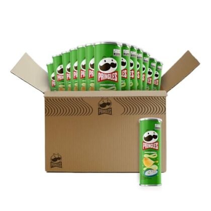 Aqui estão algumas opções de texto ALT para a imagem, utilizando "Pringles Creme e Cebola", com diferentes níveis de detalhe: **Opção 1 (Simples e direta):** ``` Pringles Creme e Cebola ``` **Opção 2 (Um pouco mais descritiva):** ``` Pack com 18 unidades de Pringles Creme e Cebola. ``` **Opção 3 (Focando no sabor):** ``` Pringles Creme e Cebola, o snack perfeito para qualquer hora. ``` **Opção 4 (Considerando o contexto - se disponível):** *Se a imagem estiver em uma página de venda:* ``` Compre agora: Pack Pringles Creme e Cebola com 18 unidades. ``` **Qual escolher?** A melhor opção depende do contexto da imagem e do seu objetivo. Se o objetivo principal é apenas identificar o produto, a opção 1 é suficiente. Se você quer dar mais contexto, a opção 2 ou 3 são melhores. Se a imagem faz parte de uma página de vendas, a opção 4 é a mais eficaz. **Recomendação:** Na dúvida, a **opção 2 ("Pack com 18 unidades de Pringles Creme e Cebola.")** oferece um bom equilíbrio entre simplicidade e informação.