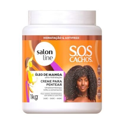 Aqui estão algumas opções de texto ALT para a imagem, considerando a palavra-chave "Creme Pentear Cachos Manga" e diferentes níveis de detalhe: **Opção 1 (Curta e direta):** `Creme Pentear Cachos Manga Salon Line SOS Cachos.` **Opção 2 (Um pouco mais descritiva):** `Creme Pentear Cachos Manga Salon Line SOS Cachos Óleo de Manga, ideal para cabelos cacheados.` **Opção 3 (Mais focada na marca e benefício):** `Salon Line Creme Pentear Cachos Manga SOS Cachos, um produto vegano para definir e hidratar seus cachos.` **Opção 4 (Se a imagem mostrar a textura do creme):** `Creme Pentear Cachos Manga SOS Cachos da Salon Line, com textura rica e aroma delicioso de manga.` **Recomendação:** A melhor opção dependerá do contexto da imagem e do que você quer destacar. Se você quer focar no produto específico, a **Opção 2** é uma boa escolha. Se você quer destacar a marca, a **Opção 3** é melhor. A **Opção 1** é a mais rápida e fácil, mas menos informativa. A **Opção 4** é boa se a textura do produto for visível e relevante na imagem. Lembre-se de escolher o texto ALT que melhor descreve a imagem e contribui para a acessibilidade e SEO do seu site.
