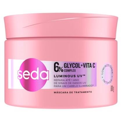 Aqui estão algumas opções de texto ALT para a imagem do produto, com diferentes níveis de detalhe: **Opção 1 (Mais curta e direta):** ``` Seda Luminous UV Máscara de Tratamento ``` **Opção 2 (Um pouco mais descritiva):** ``` Máscara de Tratamento Seda Luminous UV com 6% Glycol e Vita C Complex ``` **Opção 3 (Mais completa, se houver espaço e necessidade):** ``` Seda Luminous UV Máscara de Tratamento para Cabelos Radiantes com Proteção UV, contendo 6% de Glycol e Vita C Complex ``` **Qual escolher?** * Se o site já fornece muitas informações sobre o produto, a opção 1 é suficiente. * Se você quer destacar os principais benefícios, a opção 2 é uma boa escolha. * Se você precisa de mais detalhes para acessibilidade ou SEO, a opção 3 é a melhor. **Considerações adicionais:** * **Contexto:** Pense onde a imagem está sendo usada. Em uma página de produto, a opção mais curta pode ser suficiente. Em um artigo sobre cuidados com o cabelo, a opção mais longa pode ser melhor. * **SEO:** Incluir palavras-chave relevantes no texto ALT pode ajudar no SEO, mas evite o "keyword stuffing". * **Acessibilidade:** O texto ALT deve fornecer uma descrição significativa da imagem para usuários com deficiência visual. Lembre-se que o objetivo do texto ALT é descrever a imagem para quem não pode vê-la. Escolha a opção que melhor cumpre esse objetivo no contexto em que a imagem está sendo usada.