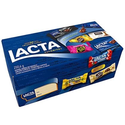 Aqui estão algumas opções de texto ALT para a imagem, usando "Lacta Favoritos", variando em descrição: **Opção 1 (simples e direta):** `Lacta Favoritos: Caixa de variedades de chocolates.` **Opção 2 (um pouco mais descritiva):** `Lacta Favoritos, caixa com uma variedade de chocolates Lacta, 250,6g.` **Opção 3 (focada na marca e produto):** `Lacta Favoritos: A sua caixa de chocolates Lacta favoritos em um só lugar.` **Opção 4 (se a imagem mostrar a caixa aberta e os chocolates):** `Lacta Favoritos: Caixa aberta mostrando a variedade de chocolates Lacta inclusos.` A melhor opção dependerá do contexto da imagem e do seu objetivo. Se a imagem for apenas da embalagem fechada, a opção 1 ou 2 são boas escolhas. Se a imagem mostrar os chocolates dentro, a opção 4 pode ser melhor.