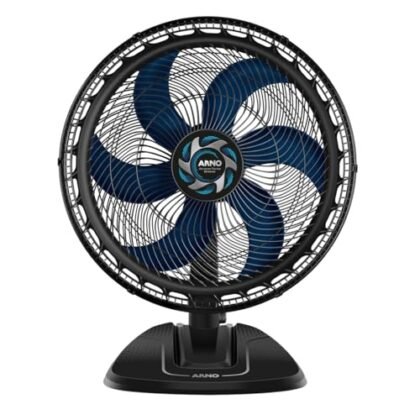 Aqui estão algumas opções de texto ALT para a imagem, utilizando "Ventilador Arno Xtreme Force" e considerando diferentes níveis de detalhe: **Opção 1 (Mais simples):** `Ventilador Arno Xtreme Force` **Opção 2 (Um pouco mais descritiva):** `Ventilador Arno Xtreme Force em close.` **Opção 3 (Destacando um detalhe):** `Ventilador Arno Xtreme Force - Destaque para a grade Chevron Zone.` **Opção 4 (Se a imagem mostrar o ventilador em uso):** `Ventilador Arno Xtreme Force em funcionamento.` A melhor opção depende do contexto da imagem e do que você deseja enfatizar. Se a imagem mostrar apenas o ventilador em si, a Opção 1 ou 2 são boas escolhas. Se a imagem destacar um recurso específico, a Opção 3 pode ser mais apropriada. A Opção 4 é útil se a imagem mostrar o ventilador sendo usado.