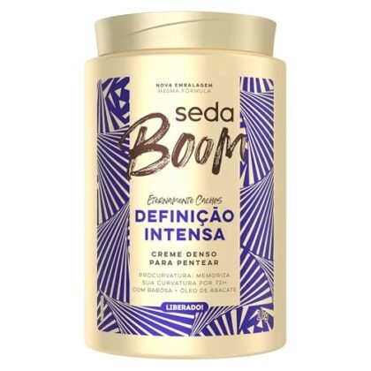 Aqui estão algumas opções de texto ALT para a imagem, usando "Definição Intensa", com diferentes níveis de detalhe: **Opção 1 (Curta e direta):** `Creme para pentear Seda Boom Definição Intensa` **Opção 2 (Um pouco mais descritiva):** `Pote de 1kg de Creme para Pentear Seda Boom Definição Intensa` **Opção 3 (Focada no benefício):** `Seda Boom Definição Intensa: Creme para pentear para cabelos definidos.` **Opção 4 (Se a embalagem tiver detalhes visuais importantes):** `Pote de Creme para Pentear Seda Boom Definição Intensa, embalagem com detalhes [mencione aqui os detalhes visuais relevantes, como cores, desenhos, etc.]` **Qual opção escolher?** A melhor opção depende do contexto da imagem e da sua estratégia. Se você precisa ser conciso, a opção 1 ou 2 são boas. Se você quer destacar o benefício principal, a opção 3 é melhor. A opção 4 é útil se a embalagem em si for um elemento importante. **Considerações adicionais:** * Se houver um modelo usando o produto na imagem, você pode incluir algo como "Modelo usando Creme para Pentear Seda Boom Definição Intensa em cabelos [tipo de cabelo]". * O texto ALT deve ser o mais conciso possível, transmitindo a informação essencial da imagem. Espero que isso ajude!