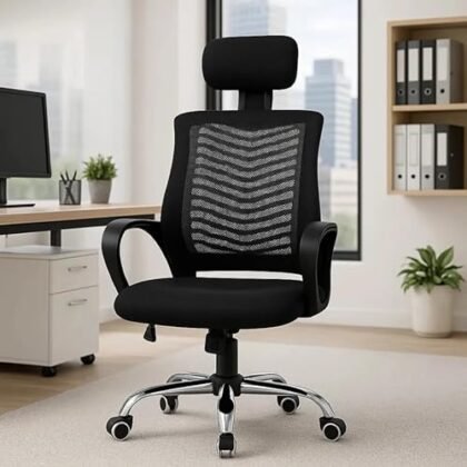 Aqui estão algumas opções de texto ALT para a imagem, usando "Cadeira Ergonômica" e levando em consideração a descrição do produto: **Opções Curtas e Diretas:** * Cadeira Ergonômica ajustável preta com apoio de cabeça. * Cadeira Ergonômica preta para escritório. * Cadeira Ergonômica com apoio de cabeça. **Opções Mais Descritivas:** * Cadeira Ergonômica preta para escritório, com design ajustável e apoio de cabeça para maior conforto. * Imagem de uma Cadeira Ergonômica preta, ideal para longas horas de trabalho no escritório. * Cadeira Ergonômica preta, projetada para oferecer suporte e conforto com ajuste personalizado e apoio de cabeça. **Qual escolher?** * Se o espaço for limitado (em algumas plataformas, textos ALT muito longos podem ser truncados), use as opções curtas. * Se você quiser ser mais detalhado e descrever os principais recursos da cadeira, use as opções mais descritivas. Lembre-se que o objetivo do texto ALT é descrever a imagem para pessoas com deficiência visual, então seja o mais claro e conciso possível.