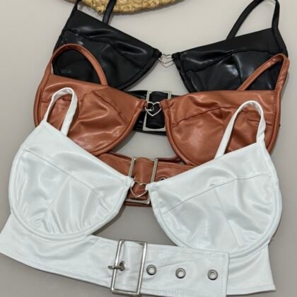 CROPPED KLOE EM CIRRÊ ACETINADO COM ARO DE SUSTENTAÇÃO, DETALHE EM CORAÇÃO E FIVELA PRATA – Imagem 1 [nsid:885287352]