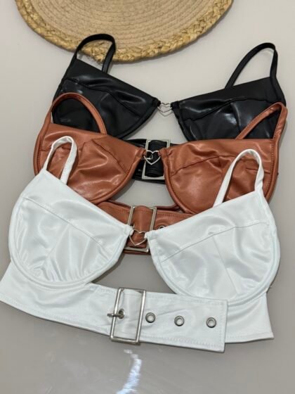 CROPPED KLOE EM CIRRÊ ACETINADO COM ARO DE SUSTENTAÇÃO, DETALHE EM CORAÇÃO E FIVELA PRATA – Imagem 1 [nsid:885287352]