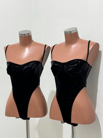 BODY CAVADO EM VINIL HOLOGRÁFICO COM ARO DE SUSTENTAÇÃO E FECHO – Imagem 1 [nsid:902240439]