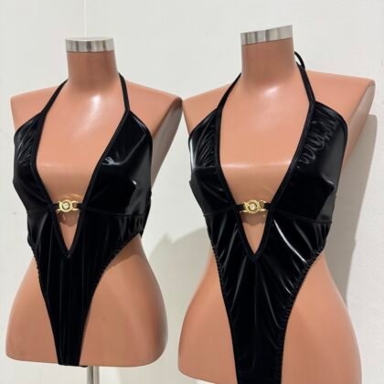 BODY EM VINIL COM DETALHE DOURADO, REGULAGEM NO PESCOÇO E FECHO – Imagem 1 [nsid:902233327]