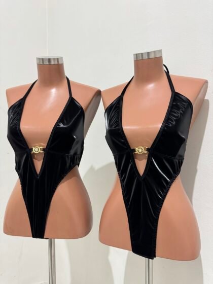 BODY EM VINIL COM DETALHE DOURADO, REGULAGEM NO PESCOÇO E FECHO – Imagem 1 [nsid:902233327]