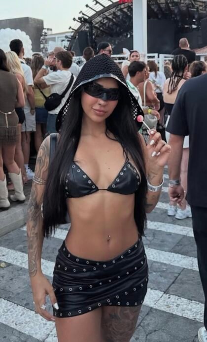 CROPPED EDUARDA EM CIRRÊ ACETINADO, CAPUZ COM ARRASTAO E DETALHE EM ILHÓS – Imagem 1 [nsid:912977933]