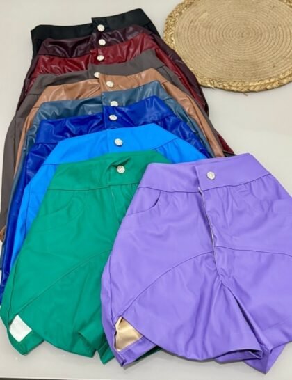 SHORT PATY EM COURO FAKE COM BOTÃO BRILHOSO, ZÍPER E BOLSO – Imagem 1 [nsid:844438903]