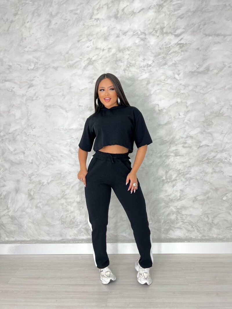 CONJUNTO CLARISSE EM ANARRUGA, CROPPED COM CAPUZ + CALÇA COM LISTRA – Imagem 5 [nsid:940167991]