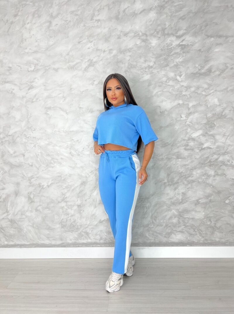 CONJUNTO CLARISSE EM ANARRUGA, CROPPED COM CAPUZ + CALÇA COM LISTRA – Imagem 3 [nsid:940167992]