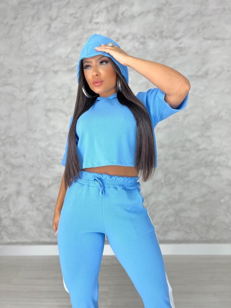 CONJUNTO CLARISSE EM ANARRUGA, CROPPED COM CAPUZ + CALÇA COM LISTRA – Imagem 2 [nsid:940167988]