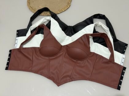 CROPPED EM COURO FAKE COM BARBATANAS, BOJO E REGULAGEM NAS COSTAS – Imagem 1 [nsid:859082098]