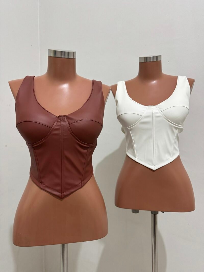 CROPPED EM COURO FAKE COM BARBATANAS, BOJO E REGULAGEM NAS COSTAS – Imagem 2 [nsid:859082097]