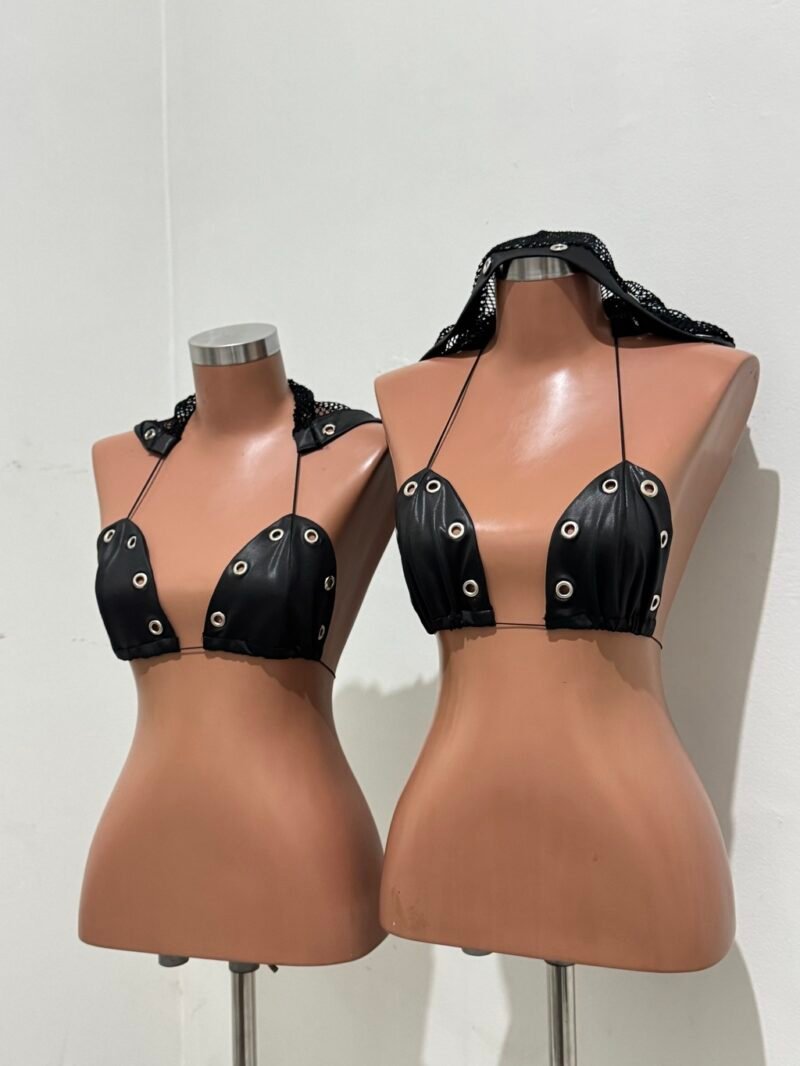CROPPED EDUARDA EM CIRRÊ ACETINADO, CAPUZ COM ARRASTAO E DETALHE EM ILHÓS – Imagem 3 [nsid:891872561]
