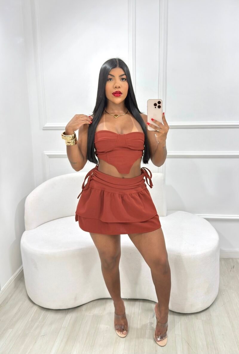 CONJUNTO KIRA EM MALHA ESCUBA COM FRANZIDO NAS LATERAIS DA SAIA E REGULAGEM NO CROPPED – Imagem 5 [nsid:919035379]