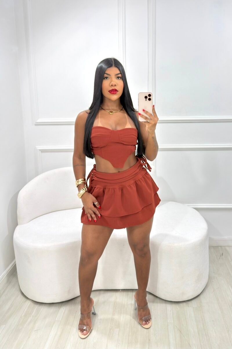 CONJUNTO KIRA EM MALHA ESCUBA COM FRANZIDO NAS LATERAIS DA SAIA E REGULAGEM NO CROPPED – Imagem 6 [nsid:919035380]