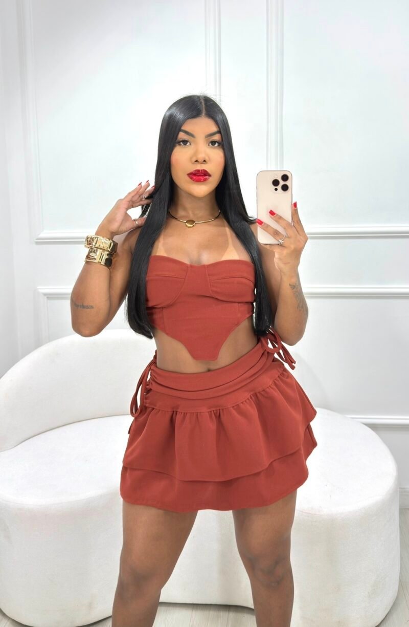 CONJUNTO KIRA EM MALHA ESCUBA COM FRANZIDO NAS LATERAIS DA SAIA E REGULAGEM NO CROPPED – Imagem 4 [nsid:919035374]