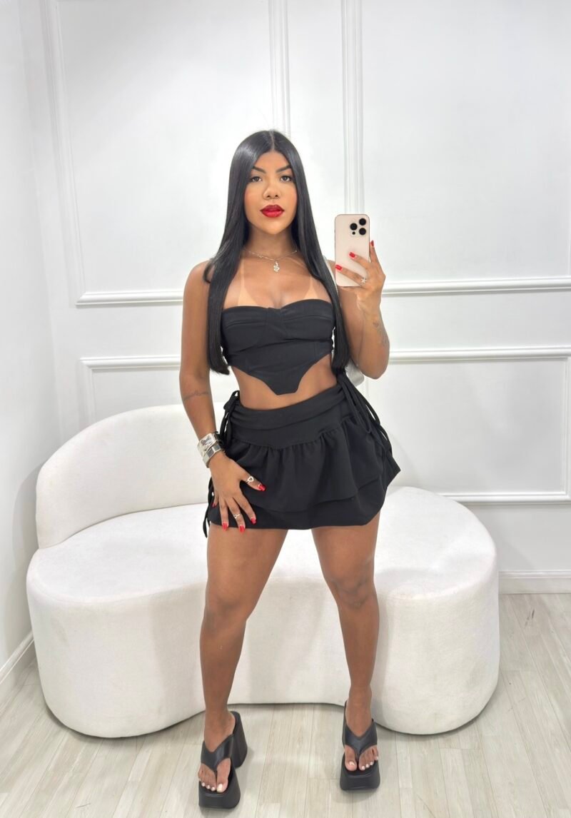 CONJUNTO KIRA EM MALHA ESCUBA COM FRANZIDO NAS LATERAIS DA SAIA E REGULAGEM NO CROPPED – Imagem 8 [nsid:919035378]