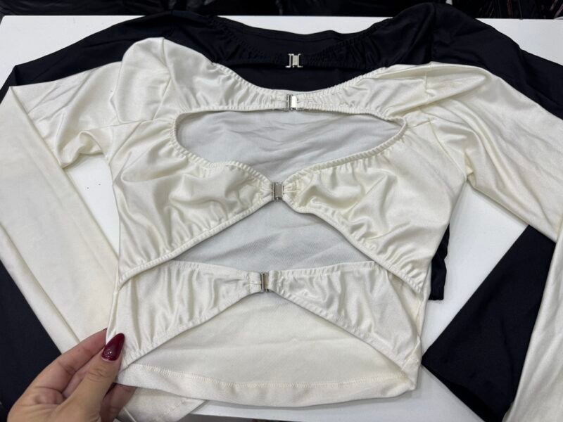 CROPPED KYRA MANGA LONGA COM DETALHE EM FECHO PRATA EM POLIAMIDA ACETINADA – Imagem 5 [nsid:921908401]