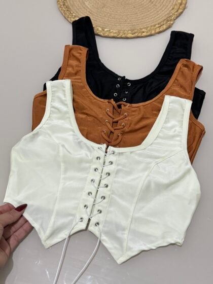 CROPPED COLETINHO EM POLIAMIDA ACETINADA COM ILHÓS TRANÇADO – Imagem 1 [nsid:929437179]