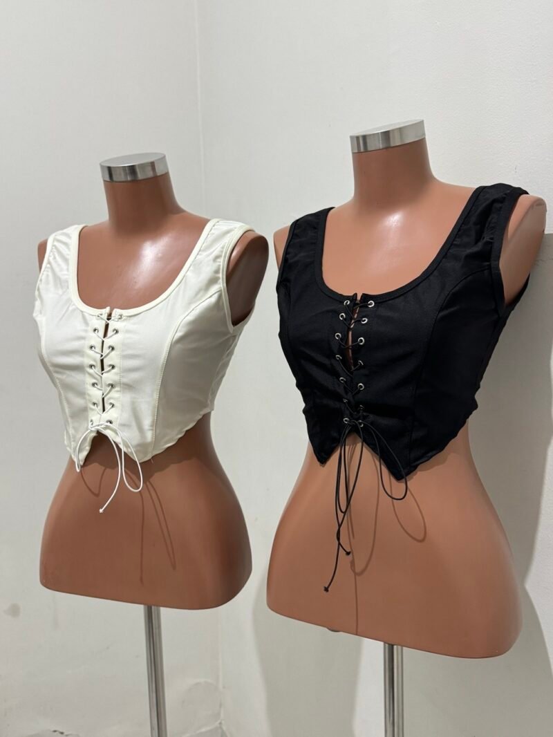 CROPPED COLETINHO EM POLIAMIDA ACETINADA COM ILHÓS TRANÇADO – Imagem 2 [nsid:929437204]