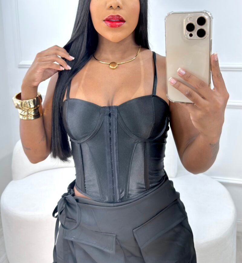CORSELET ESTRUTURADO EM MALHA PRADA COM BARBATANAS, ARO DE SUSTENTAÇÃO, COLCHETES E REGULLAGEM NA ALÇA – Imagem 6 [nsid:929344533]