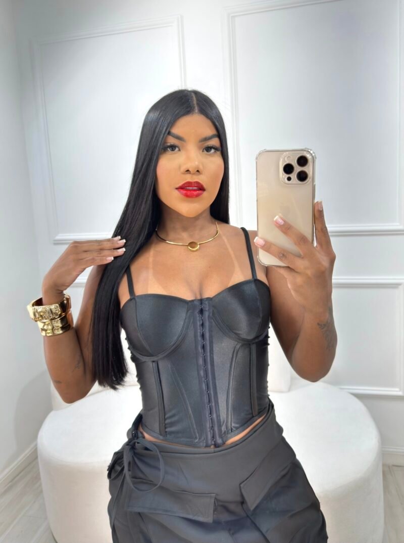 CORSELET ESTRUTURADO EM MALHA PRADA COM BARBATANAS, ARO DE SUSTENTAÇÃO, COLCHETES E REGULLAGEM NA ALÇA – Imagem 2 [nsid:929344538]