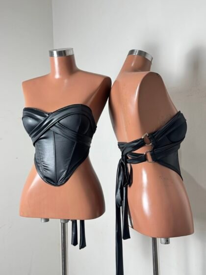 CORSELET MALLU EM CIRRÊ ACETINADO COM BOJO, BARBATANAS E TRANÇADO NAS COSTAS – Imagem 1 [nsid:935752929]