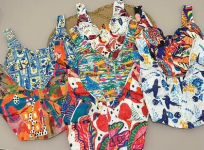 CORSELET ESTAMPA DIGITAL EM MONTARIA FORRADA COM BARBATANAS, BOJO E REGULAGEM ATRÁS – Imagem 1 [nsid:806730187]