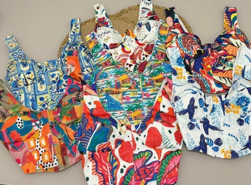 CORSELET ESTAMPA DIGITAL EM MONTARIA FORRADA COM BARBATANAS, BOJO E REGULAGEM ATRÁS – Imagem 1 [nsid:806730187]